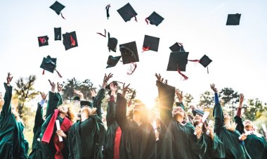 Intense competition for graduate jobs as vacancies down by 7%, Three quarters of employers 'require 2:1 degree'