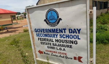 Pupils, Teachers Sit On Bare Floor, Mat In Nigerian Government owned Secondary School Girei (PHOTOS)
