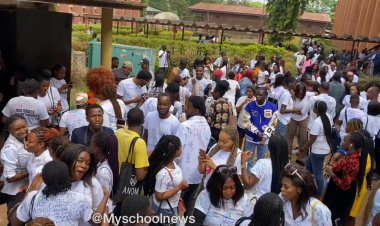 Cash Rains on UNN Mass Comm students during School Sign Out, Video Goes Viral