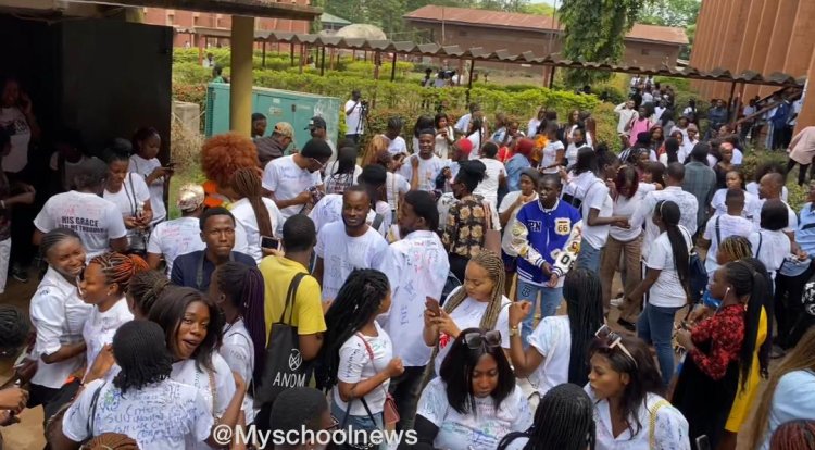 Cash Rains on UNN Mass Comm students during School Sign Out, Video Goes Viral