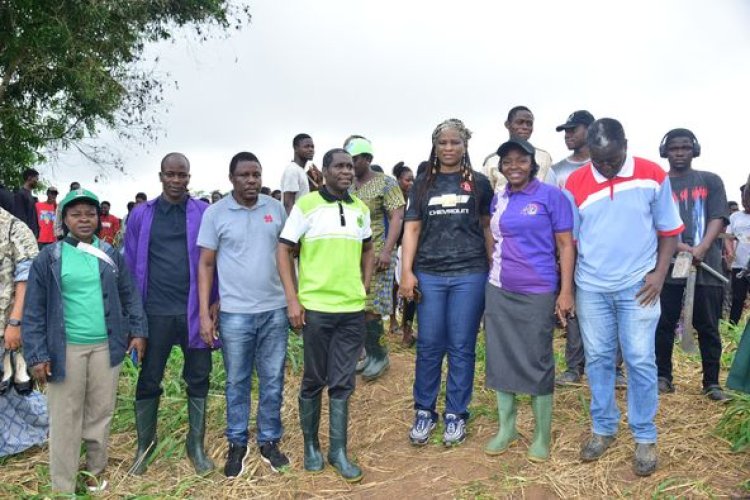FUTA Vice-Chancellor Flags Off Farming Practical For 200 Level Students