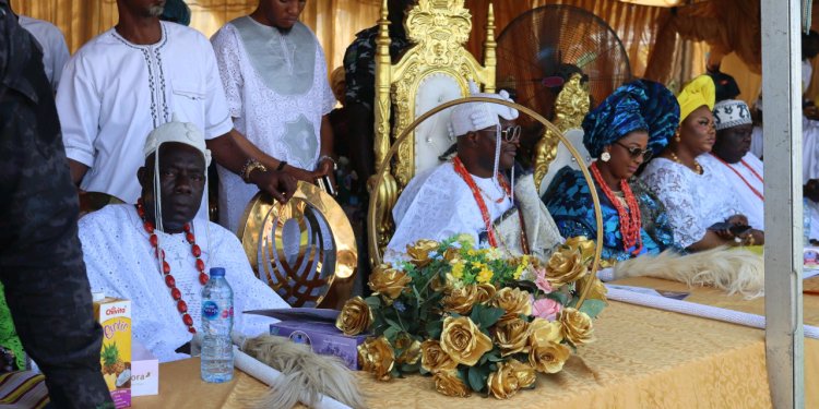 UNILAG VC Felicitate As Olu Of Iwaya, Was Crowned