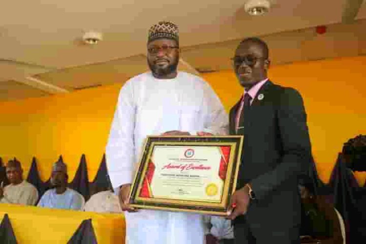 Awards of Excellence Presented to FUGASHUA's Distinguished Leaders as New SUG Executives Take Oath