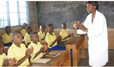 Oyo lawmaker awards scholarship to students