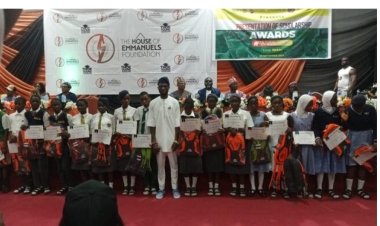 20 best students get scholarships in Ogun