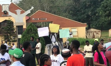 Students protesting the fee rise forces MAPOLY Ogun State to temporary close.