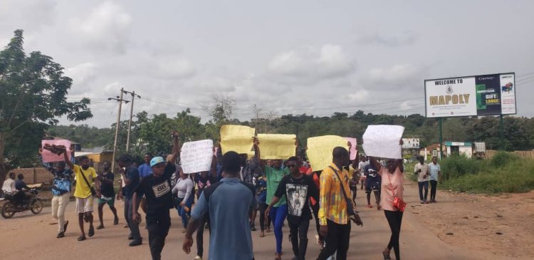 Students Express disapproval by Protesting against Tuition Fee Hike at Moshood Abiola Polytechnic