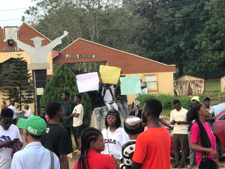 Students protesting the fee rise forces MAPOLY Ogun State to temporary close.
