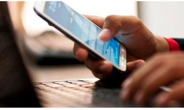 University Professor Advises Parents Against Buying Costly Phones for Students