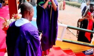 FUTMINNA Graduating Student Proposes to Girlfriend During Graduation Ceremony