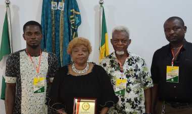 Acting COOU VC Bags Award of Excellence