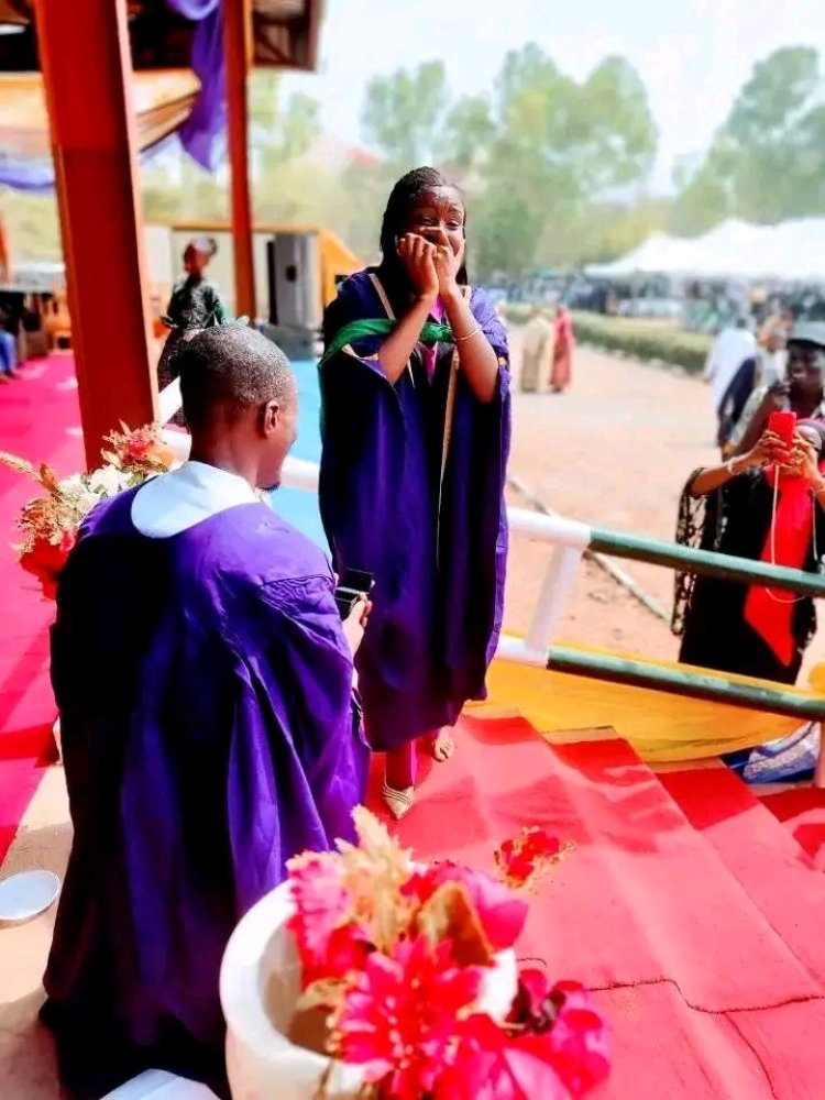 FUTMINNA Graduating Student Proposes to Girlfriend During Graduation Ceremony