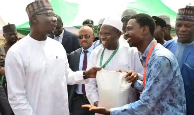 Governor Sule shares rice, cash to Federal University Of Lafia