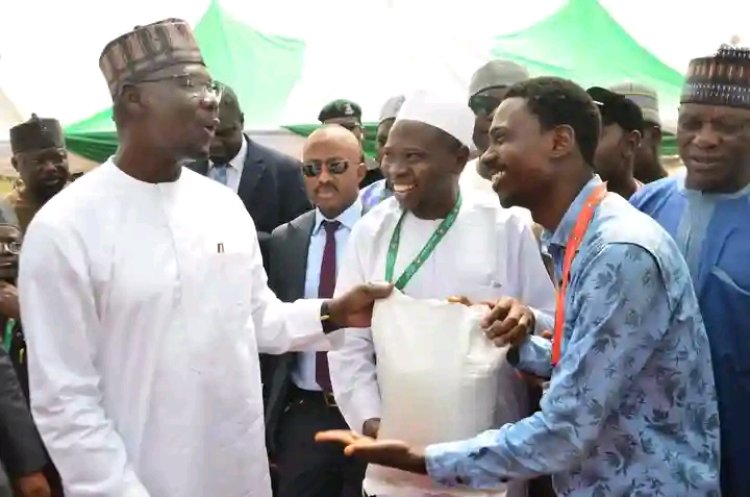 Governor Sule shares rice, cash to Federal University Of Lafia