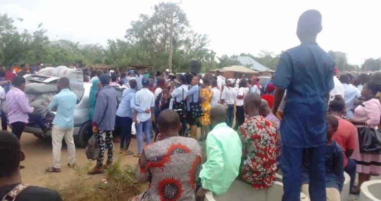 Commuters Stranded in Ado Ekiti as Federal Polytechnic Staff and Students Protest Poor State of Road