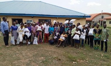 FUNAAB UK Alumni Provide Food Aid to Indigent Students