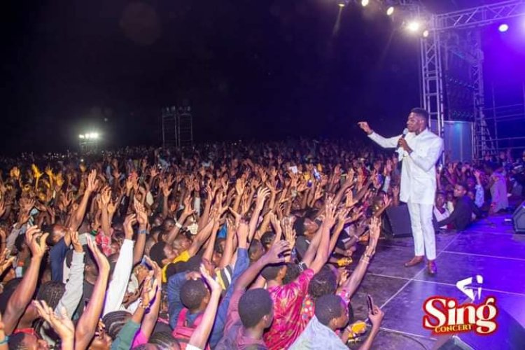 Moses Bliss Lights Up FUTA with Inspiring Performance