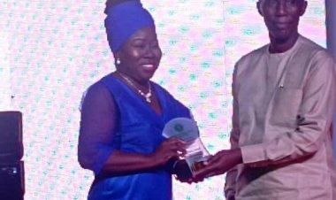 Dr. Olubukola Adenubi Receives Oba Kansi's Award for Veterinary Research Excellence