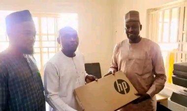 FULafia Alumni Donates Laptop to Centre for General Studies
