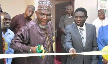 KWASU VC Prof. Shaykh-Luqman Jimoh Commissioned a solar inverter installed in the Faculty of Agriculture