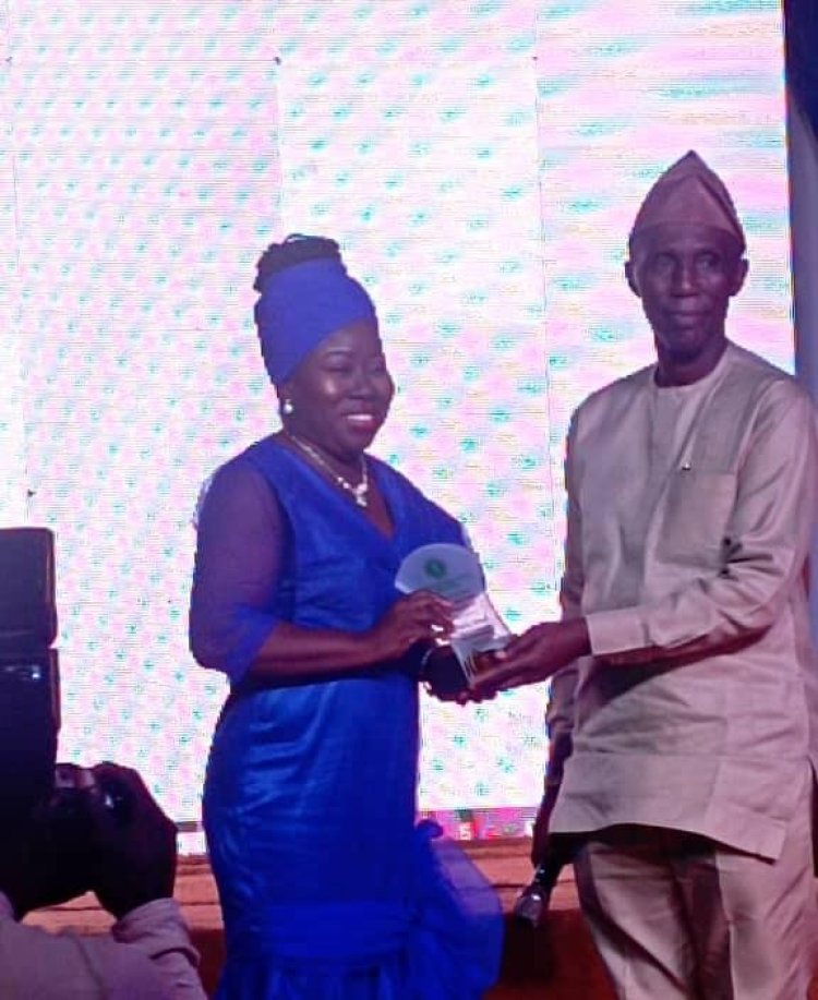 Dr. Olubukola Adenubi Receives Oba Kansi's Award for Veterinary Research Excellence