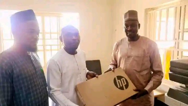 FULafia Alumni Donates Laptop to Centre for General Studies