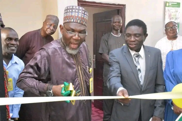 KWASU VC Prof. Shaykh-Luqman Jimoh Commissioned a solar inverter installed in the Faculty of Agriculture