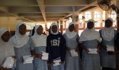 UI-ISI Parents Distribute Free Hijabs, Encourage Female Muslim Students to Excel