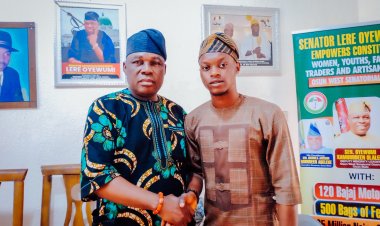 Senator Akogun Lere Oyewumi Awards Scholarship and Cash Prize to LASU Best Graduating Student, Olaniyi Olawale Mubaraq