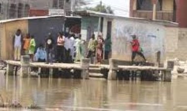 Lagos Community Students Commute to School by Canoe Due to Lack of Roads, Netizens Raise Safety Alarm
