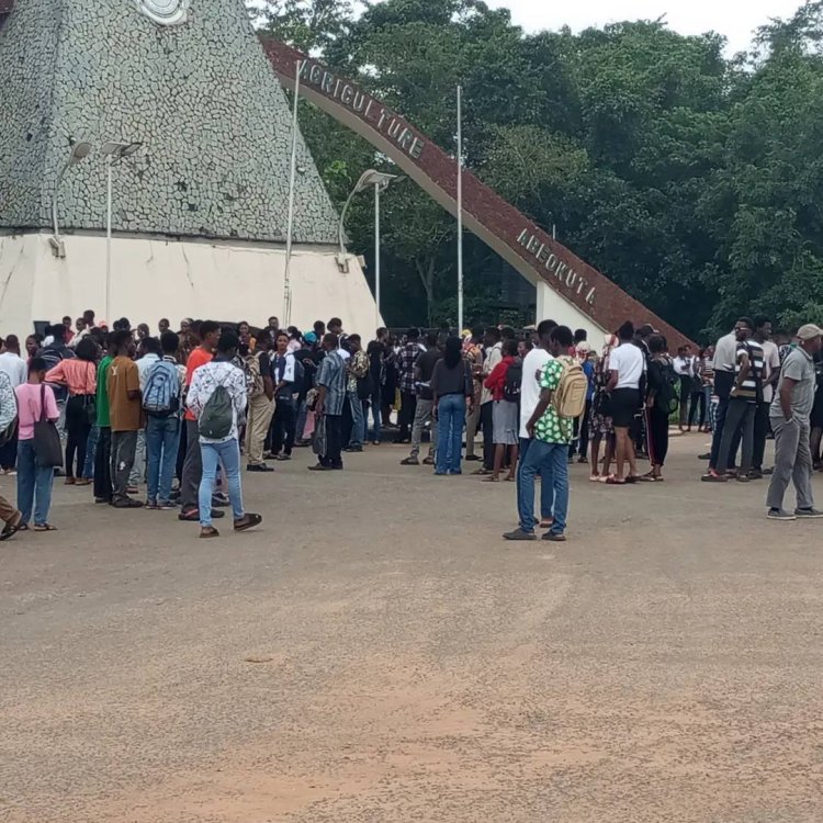 FUNAAB Students Protest against Medical Negligence at School Health Centre as Student Dies, Another Neglected