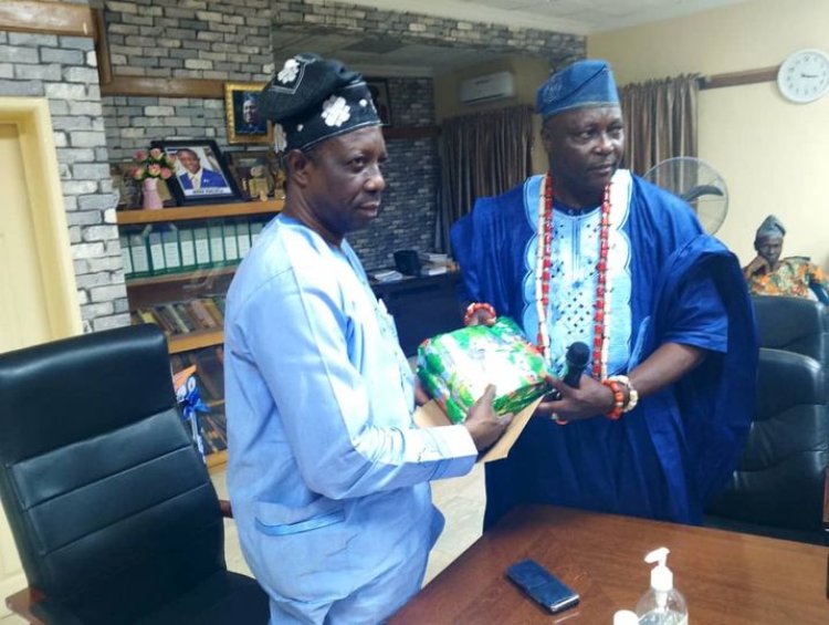 LAUTECH VC Receives Gifts from Iseyin Community during Courtesy Visit