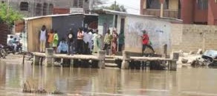 Lagos Community Students Commute to School by Canoe Due to Lack of Roads, Netizens Raise Safety Alarm