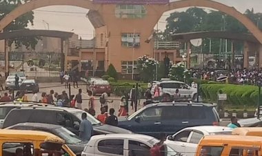 UNIBEN Students Protest Over Power Outage for more than a Month