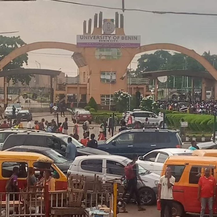 UNIBEN Students Protest Over Power Outage for more than a Month