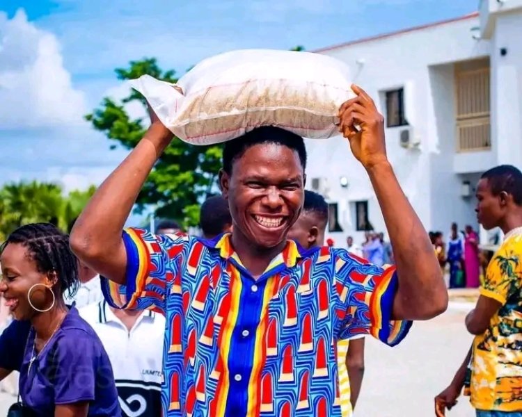 Taraba First Lady Donates Foodstuff To Tertiary Institution Students