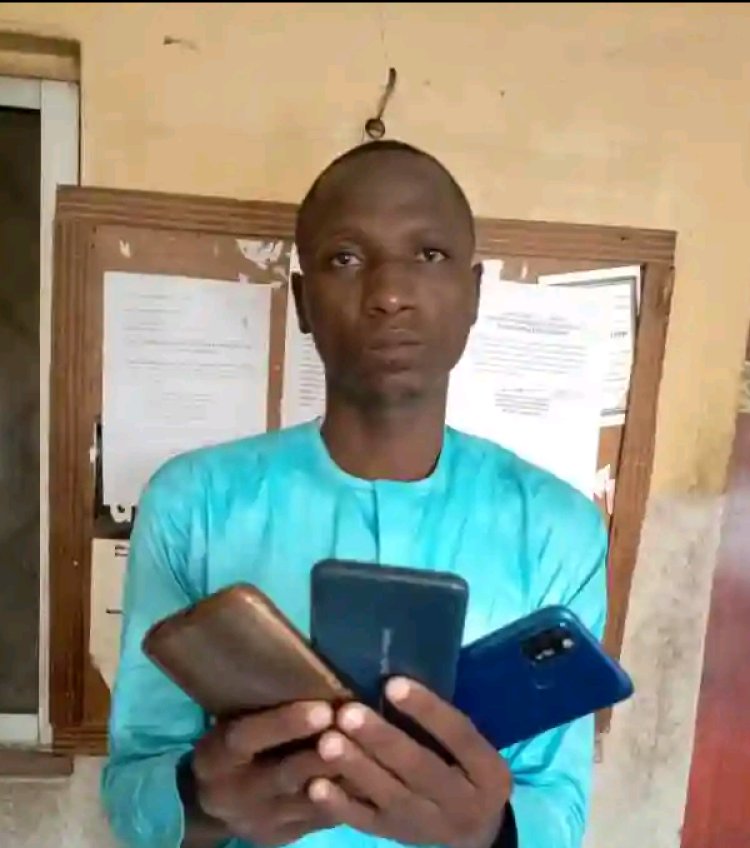 How a Fake Lecturer Seizes Students' Phones and Attempts to Sell Them