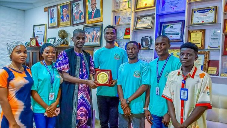 FULOKOJA Zoology Students Present Exemplary Leadership Award to VC Prof. Olayemi Akinwumi