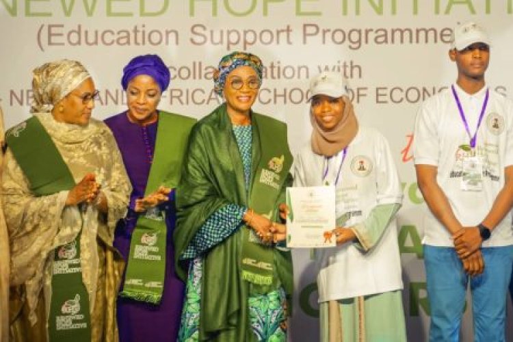 Oluremi Tinubu Awards Scholarships to 200 University Students