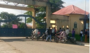 Akwa Ibom Polytechnic Workers Block Gates Demanding Retirement Age Increase