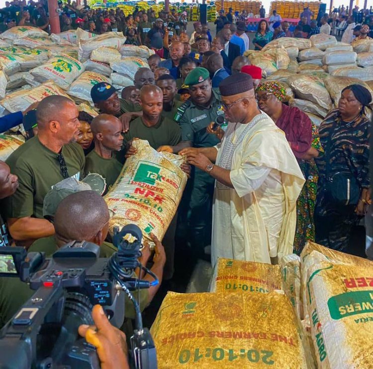 Akpabio Awards ₦500,000 to Akwa Ibom Students, Distributes Fertilizers to Farmers