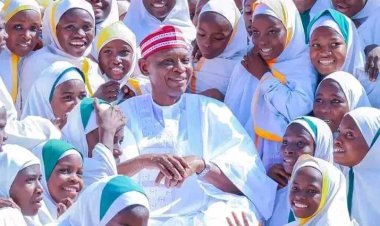 Kano State Governor Abba Yusuf Donates 1,000 Desks to College Students After Spotting Them sit on the floor