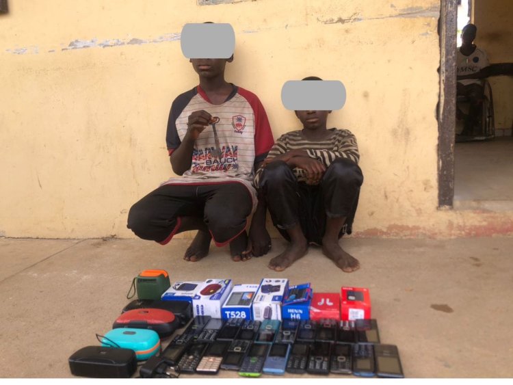 Two 15-Year-old Secondary school Students Arrested for Robbery, Mobile Phones, Weapons Recovered