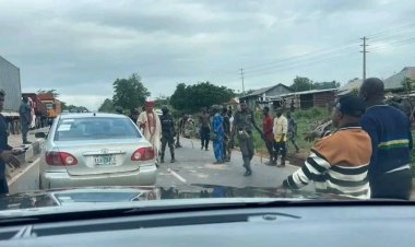 Gridlock as Youths Protest Death of 4 Students in Abeokuta-Sagamu Crash