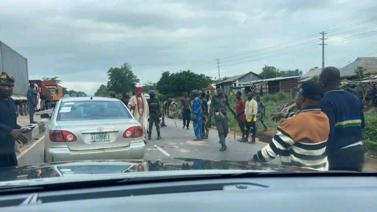 Gridlock as Youths Protest Death of 4 Students in Abeokuta-Sagamu Crash