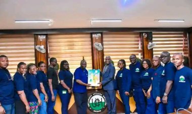 UCH Ibadan ICAN Presents Award to CMD