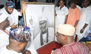 EKSU Alumni Leaders Visit Ooni of Ife, Present Portrait and Publications