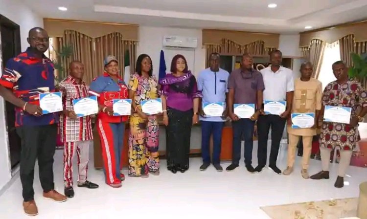 Federal Polytechnic Oko Rector Presents Certificates to Career Coaching Participants