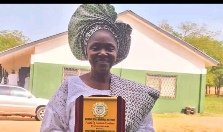 Professor Oludahunsi Honoured with Academic Excellence Award at 40th Anniversary of AAMI Class of 1980–1985