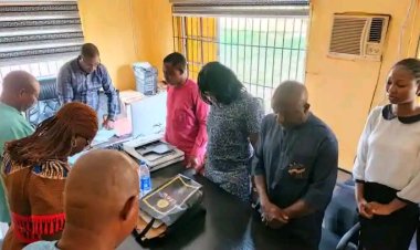 UNIDEL Clinical Sciences Dean, Prof. Naiho, Awards Scholarships to Seven Indigent Students